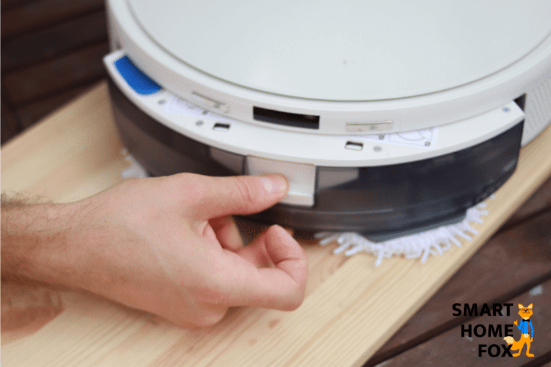 Резервуар для пыли/воды Yeedi Mop снимается нажатием кнопки